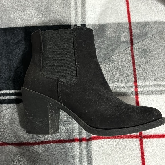 Black and confy ankle boots. - Picture 2 of 4